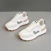 [Personalizado] J6101 Nuevas Zapatillas Blancas Transpirables Primavera/Verano 2025 Resistentes al Desgaste Suela Gruesa Casual Aumentan la Altura Estilo Coreano