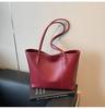 Bolsa Tote Retrô de Grande Capacidade com Lados Macios para Mulheres 2025 Nova Moda Versátil Casual para Trabalho Bolsa de Ombro Simples