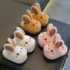 Chinelos de algodão infantis para outono e inverno para meninos e meninas, quentes, de pelúcia, com sola grossa, antiderrapantes, combinando com pais e filhos, para crianças pequenas e bebês, com calcanhar fechado