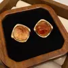 Brincos redondos em resina marrom Maillard cravejados com diamantes, estilo vintage de meados do século, brincos retrô de outono e inverno de alta qualidade
