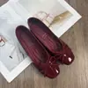 Zapatos planos franceses estilo hada con acabado brillante, zapatos de mujer, nueva colección de otoño 2026, zapatos de noche con lazo rojo para mujer