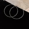 Brincos de círculo agulha de prata brilhantes personalizados estilo metal argola lisa brincos moda europeia e americana simples brincos versáteis para mulheres
