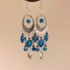 Brincos de Tarraxa Florais Rosa e Azul Vibrantes em Contraste para Mulheres, Design Exclusivo, Sensação Exagerada e de Alto Padrão, Acabamento Requintado, Brincos Deslumbrantes e Elegantes