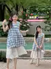 Vestido Colete Xadrez Retrô para Meninas Saia de Renda Estilo Verão 2026 Estilo de Férias Vestido Fino de Alça Francesa