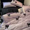 Juego de ropa de cama de seda helada de cuatro piezas para verano, funda de edredón, sábana, sábana ajustable, tacto sedoso fresco de verano para dormir sin ropa, juego de ropa de cama de tres piezas para dormitorio