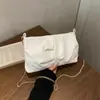 Elegante e casual, esta bolsa de ombro única apresenta um design minimalista e é uma nova adição à coleção de moda de verão de 2026, perfeita para mulheres. É uma bolsa pequena, de formato quadrado