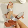 Chanclas de metal estilo francés con hebilla para mujer, nueva colección de verano 2026, calzado para exteriores, tacón de cuña, antideslizantes, sandalias casuales de playa