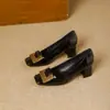 Sapatos de salto alto confortáveis para mulheres, novo estilo francês em couro envernizado com bico quadrado e fivela de metal, salto grosso, sapatos de salto baixo sem cadarço para primavera e outono