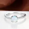 Anillo Redondo de Ópalo Sintético de Piedra Única Rongxing Transfronterizo Banda Delgada Pavé Completo de Diamantes Pequeños Apilable para Mujer