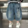 Shorts Jeans de Verão para Meninos 2026 Novo Estilo Calças Finas de Barra Reta de Comprimento Médio para Meninos Pequenos Calças Infantis Estilosas Tendência