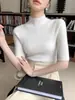 Elegante y ajustado nuevo abrigo para primavera y otoño, combinado con un top de punto para mujer de cuello medio y manga corta.