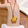 Nuevo Collar de Pony Dorado Estilo Chino, Moderno y Versátil, con un Diseño de Nicho, Lujo Ligero y Artesanía Exquisita