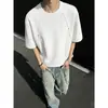 Camiseta de camurça de manga curta para o verão, corte solto, top de meia-manga, camiseta estilosa de manga curta para homens, design patchwork, marca da moda, resistente