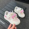 Sapatos Infantis Meninas Verão 2026 Novo Estilo Crianças Antiderrapante Superfície de Couro Tênis Esportivo Meninas Versátil Laço Crianças Maiores Patins