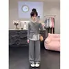 Conjunto de otoño estilo coreano, corte relajado, para niñas: un look sofisticado en capas con un cárdigan de punto gris, ribete de encaje y pantalones de pierna ancha