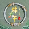 Pulseira de Alta Qualidade Estilo Zongzi 2026 Nova para o Festival do Barco-Dragão, Pulseira de Fio Colorido Estilo Xizang com Pingente de Paz, Corda de Mão Estilo Étnico