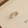 Anillo retro floral en tono café dorado, una pieza lujosa y única con un aire de alta gama, diseñado para apilar, con un borde de encaje, y perfecto para el dedo índice, ofreciendo un estilo moderno e individual