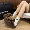 Zapatos peludos versátiles, modernos y lindos de gatito de dibujos animados para usar al aire libre en otoño e invierno, pantuflas de algodón cerradas para mujer, de meter, con suela gruesa