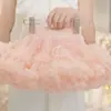 Conjunto de Tres Piezas de Moda para Bebé Niña 2026 Primavera y Otoño, Nuevo, Dulce y Elegante, Estilo Perezoso: Camiseta Básica, Chaleco Calado y Falda Abullonada