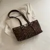 Nova bolsa tote de metal com fivela de rebite estilo coreano para mulheres, uma bolsa de nicho, de grande capacidade, moderna e fashion, adequada para o trabalho e o uso diário