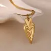 Collar de Acero de Titanio de Doble Capa con Colgante de Amor Dorado Lujo Ligero Versátil Diseño Francés de Nicho para Hombres y Mujeres Tendencia Collar de Acero de Titanio