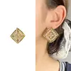 Brincos geométricos em formato de losango estilo retro francês com um elegante design oco irregular, apresentando pérolas e zircônia, são acessórios luxuosos e de alta qualidade.