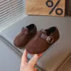 Mocassins casuais retrô para meninas 2026 novos sapatos de couro respiráveis para primavera e outono para uso externo sapatos slip-on preguiçosos para meninos