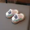 Tênis Casuais Respiráveis de Malha com Velcro Antiderrapante para Meninas 2026 Primavera e Outono Novos Sapatos Indoor para Jardim de Infância de Meninos