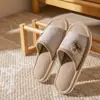 Lindas pantuflas de lino con oso para mujer, nuevo estilo casero de interior, engrosadas, antideslizantes, resistentes al desgaste, suela suave, silenciosas, pantuflas de pareja para hombre