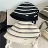 Novo Chapéu de Pescador de Tricô Listrado para Mulheres, Estilo Japonês, Moderno e Versátil, Faz o Rosto Parecer Menor, com Fenda na Parte de Trás, Chapéu Bucket