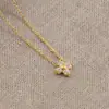 Colar Flor de Trevo de Quatro Folhas Banhado a Ouro em Aço Titânio Cravejado com Diamantes, Luxo Leve, Super Brilhante Corrente de Clavícula Flor de Trevo de Quatro Folhas Que Não Desbota
