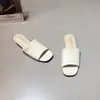 Estilo Minimalista Coreano Sandálias de Dedo em Couro Macio Femininas Verão 2026 Novas Sandálias de Encaixe Abertas na Ponta Chinelos de Exterior da Moda