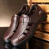 Novos sapatos masculinos sandálias de dirigir com sola macia sandálias casuais de negócios masculinas sandálias vazadas para meia-idade uma geração de cabelo