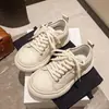 Tenis blancos de suela gruesa, zapatos de plataforma para mujer, nuevo estilo primavera 2025 zapatos dad, zapatos casuales que aumentan la altura, mocasines de punta ancha para mujer