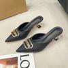 Zapatillas de Moda Baotou para Mujer para Exterior 2025 Verano Nuevo Tacón Bajo Hebilla Metálica Elegantes Sandalias de Tacón Fino con Boca en V