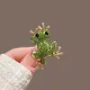 Broche de Príncipe Rana de Lujo con Pedrería Completa Accesorios de Pines de Solapa de Animales de Dibujos Animados 2026 Nuevos Accesorios Lindos Dijes para Bolsos