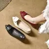 Sapatos femininos com fivela quadrada, novo modelo outono 2026, bico fino, salto médio-baixo grosso, sapatos versáteis para mães, sapatos de couro para trabalho e escritório