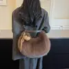 Bolsa de Peluche Mullida Otoño e Invierno para Viajes Diarios Bolsa Dumpling para Mujer Nuevo Estilo 2026 Bolso de Hombro Único Popular Moda Bolso de Mano de Gran Capacidad