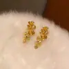 Aretes de Borla Flor Dorada Super Hada, Aretes de Nicho, Hojas Doradas de Alta Gama, Lujo Accesible Estilo Chino Nuevo