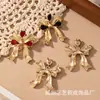 Brincos geométricos fofos com design de laço para mulheres, tendência de moda doce europeia e americana, incrustados, brincos retrô de temperamento, moda
