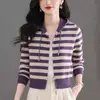 Nuevo Cárdigan de Punto con Capucha Otoño 2026 Moda Femenina Reductor de Edad Adelgazante Versátil Suéter Rayado Prenda Exterior Pequeña