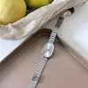 O Novo Relógio Oval de Nicho Feminino da Moda com Pulseira Minimalista de Bambu Cria uma Sensação de Sofisticação ao Redor do Pulso