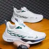 Zapatos nuevos para hombre, zapatillas deportivas de malla transpirable, con cordones, a la moda, modernos, versátiles, ligeros, zapatillas casuales para correr para estudiantes, al por mayor