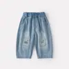Conjunto de Camisa a Cuadros de Estilo Nuevo Primavera 2026 para Bebés Niños, Incluye Camisa, Cárdigan, Camiseta Básica y Jeans Conjunto de Tres Piezas
