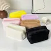 Bolsa de Maquiagem de Pelúcia Bolsa Portátil de Mão para Sair Bolsa de Armazenamento de Cosméticos Pequena Bolsa de Maquiagem Bordada Bolsa de Higiene Pessoal de Grande Capacidade