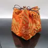 Venta al por mayor de fábrica cuadrado grande almacenamiento acolchado bolsillo corsé taza de té tetera empaque bolsa de regalo bordado bolsa de brocado bolsa