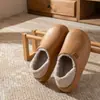 Bolsa impermeável e pantufas de algodão para mulheres 2026 Outono/Inverno Novo Estilo Interno Com Veludo Adicional Espessado Quente Solado Macio Sapatos de Algodão para Casa para Homens