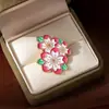 Broche Exquisito de Liga de Desenho Animado em Cores Rosa e Branca Blocadas com Três Flores de Cerejeira Esmaltadas Pin para Mochila Gola Acessório de Emblema
