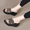 Chinelo de Verão com Strass de Sola Macia para Uso Externo Feminino 2025 Nova Moda Chinelos de Plataforma de Sola Grossa Sandálias de Salto Anabela