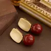 Pendientes de Perla Redondos Rojos de Alto Brillo Estilo Pequeña Fragancia Elegantes y Exquisitos Sin Agujero Pendientes Personalizados de Lujo Accesible de Gama Alta para Mujer